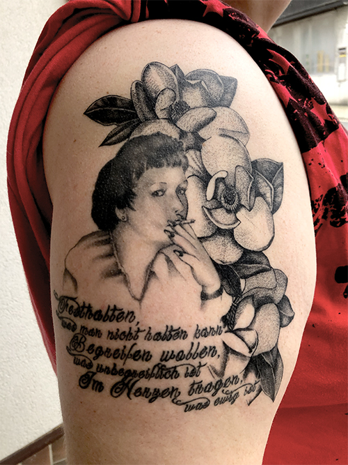Frau-Klein-abgeheiltes Tattoo