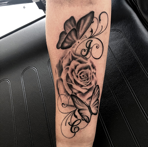 Rose und Schmetterling Tattoo