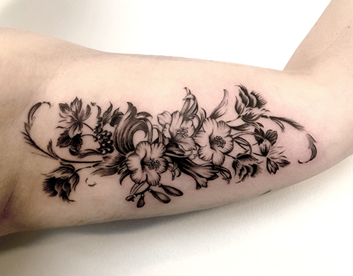 Folklore-Blumen-Tattoo
